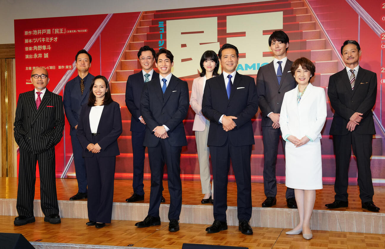 ミュージカル「民王」製作発表記者会見のフォトセッションに納まる出演者たち。前列左から竹中直人、豊原江理佳、有澤樟太郎、別所哲也、一路真輝、後列左から演出の永井誠氏、上川一哉、林瑠奈、山崎大輝、福田転球（撮影・鈴木みどり）