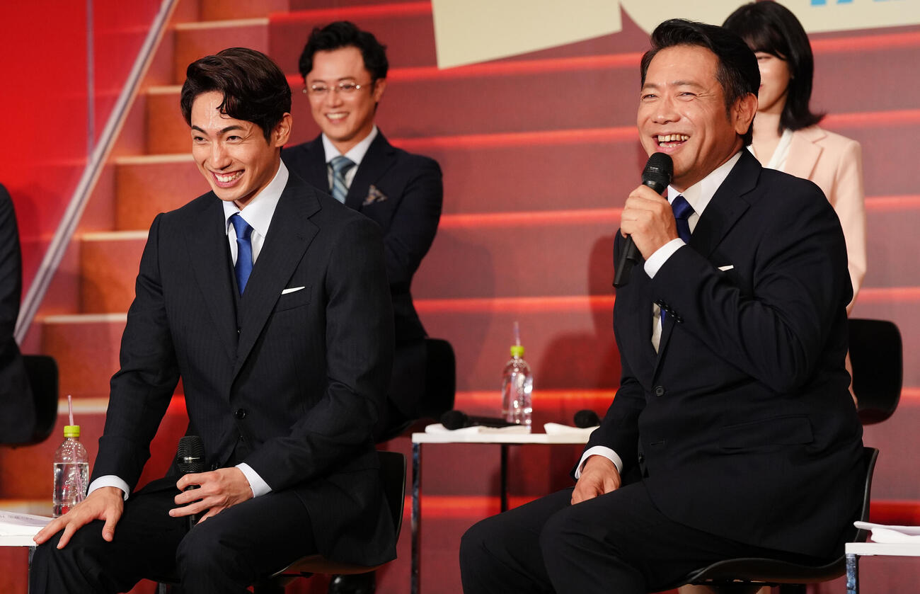 ミュージカル「民王」製作発表記者会見で笑顔の別所哲也（右）と有澤樟太郎（撮影・鈴木みどり）