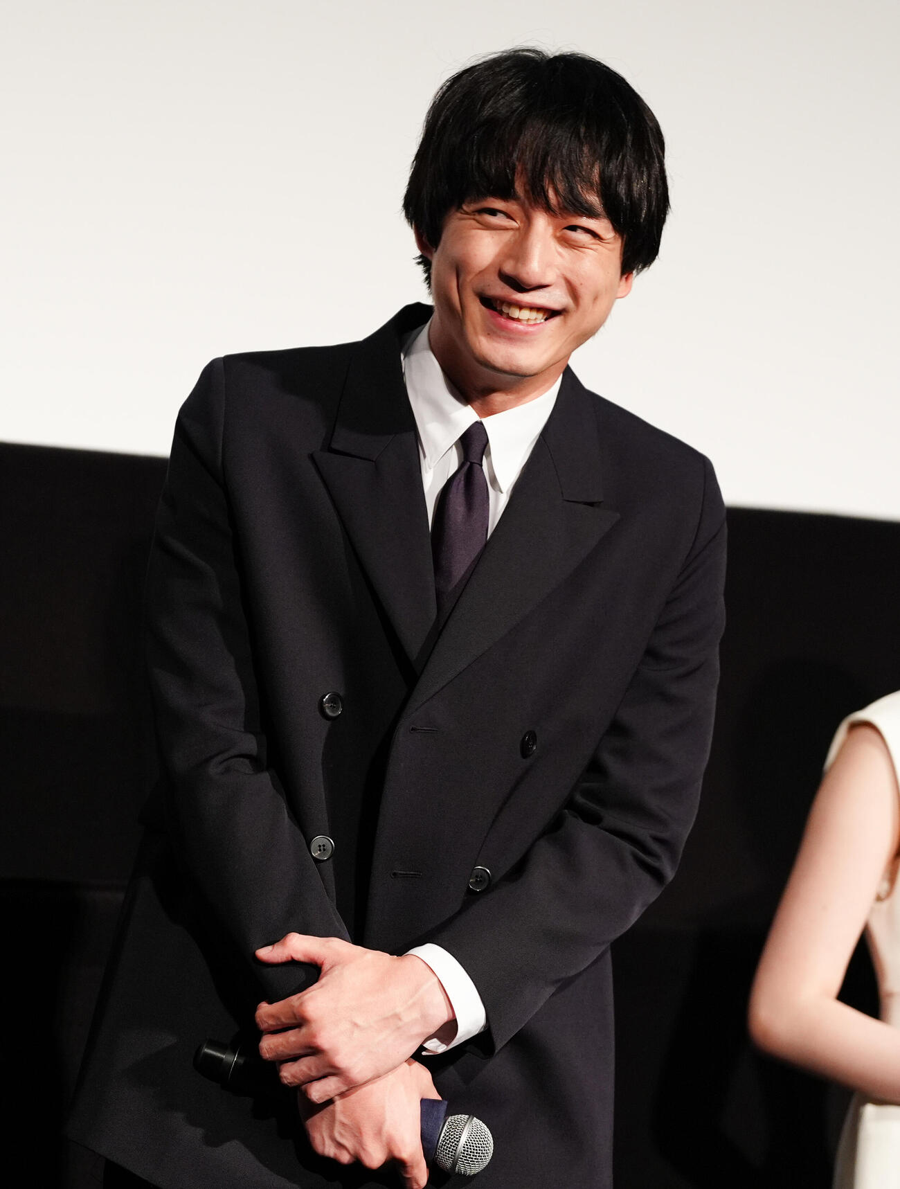 映画「私はあなたを知らない、」完成披露舞台あいさつで笑顔の坂口健太郎（撮影・鈴木みどり）