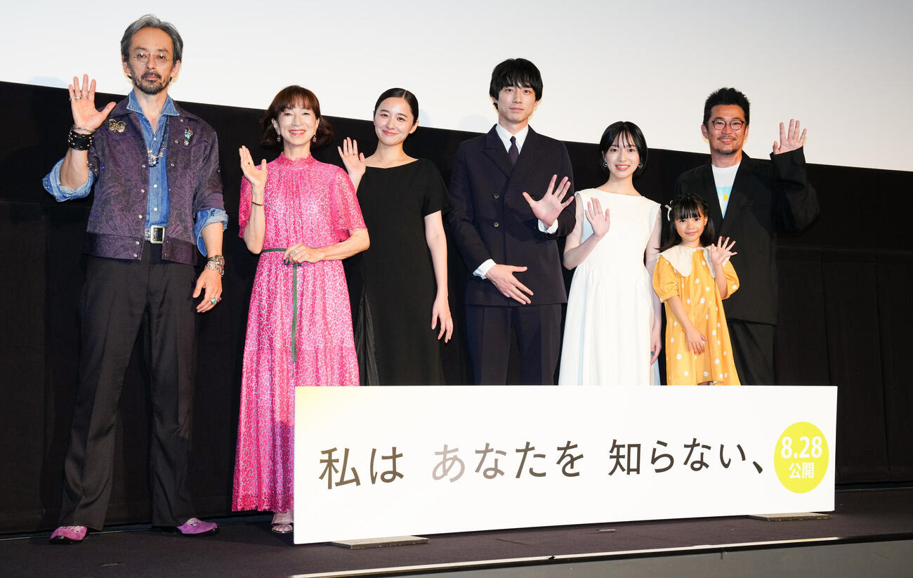 映画「私はあなたを知らない、」完成披露舞台あいさつのフォトセッションに納まる出演者たち。左から滝藤賢一、原田美枝子、堀田真由、坂口健太郎、早瀬憩、倉田瑛茉、中野量太監督（撮影・鈴木みどり）