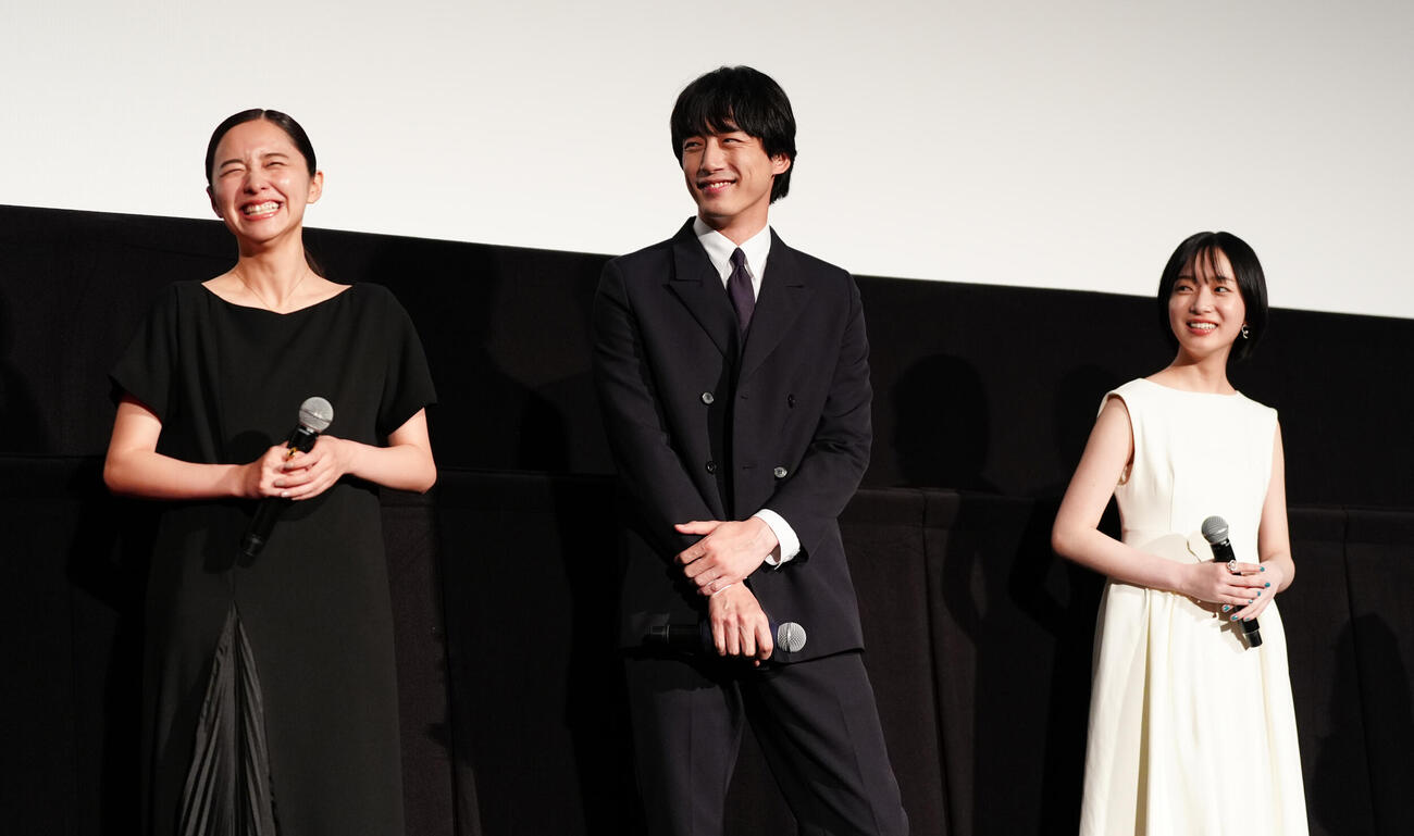 映画「私はあなたを知らない、」完成披露舞台あいさつで笑顔の、左から堀田真由、坂口健太郎、早瀬憩（撮影・鈴木みどり）