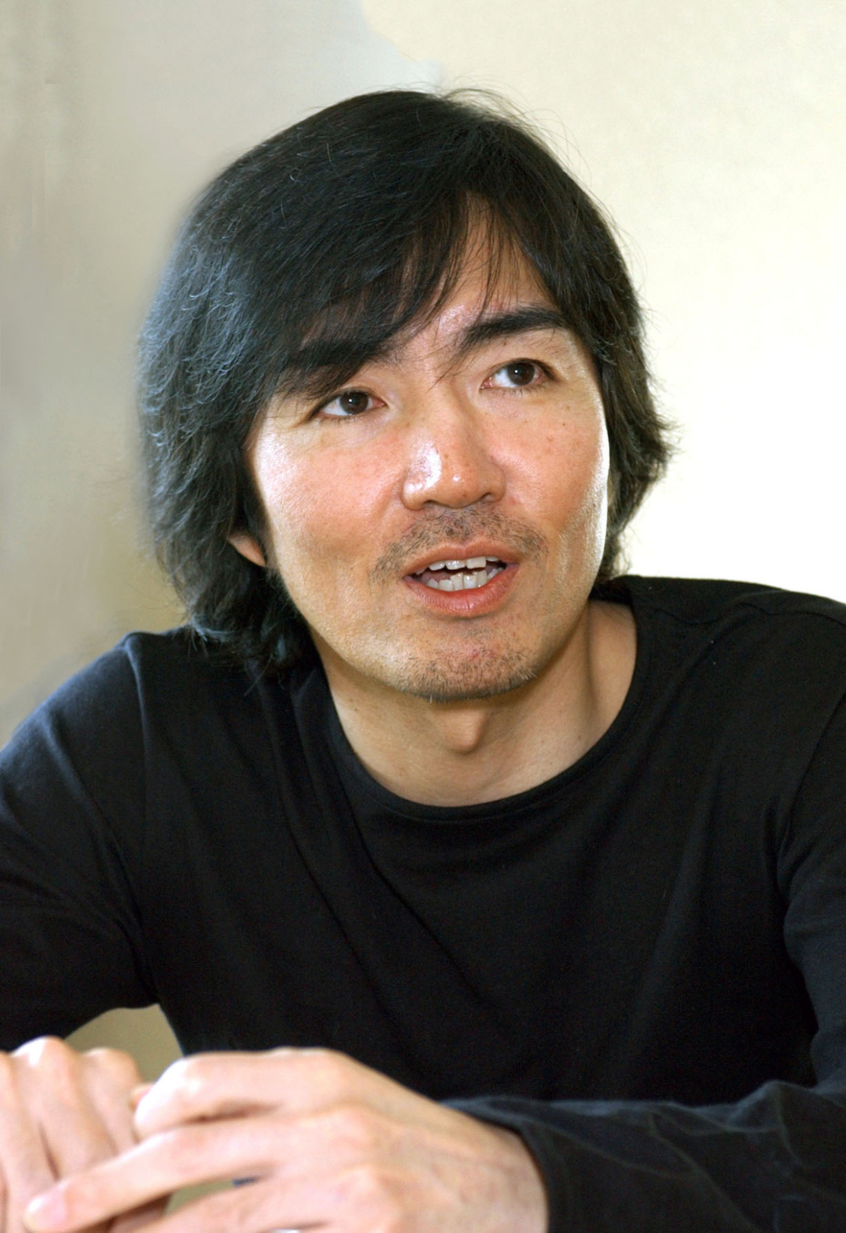 04年3月、インタビューに答える東野圭吾さん（共同）