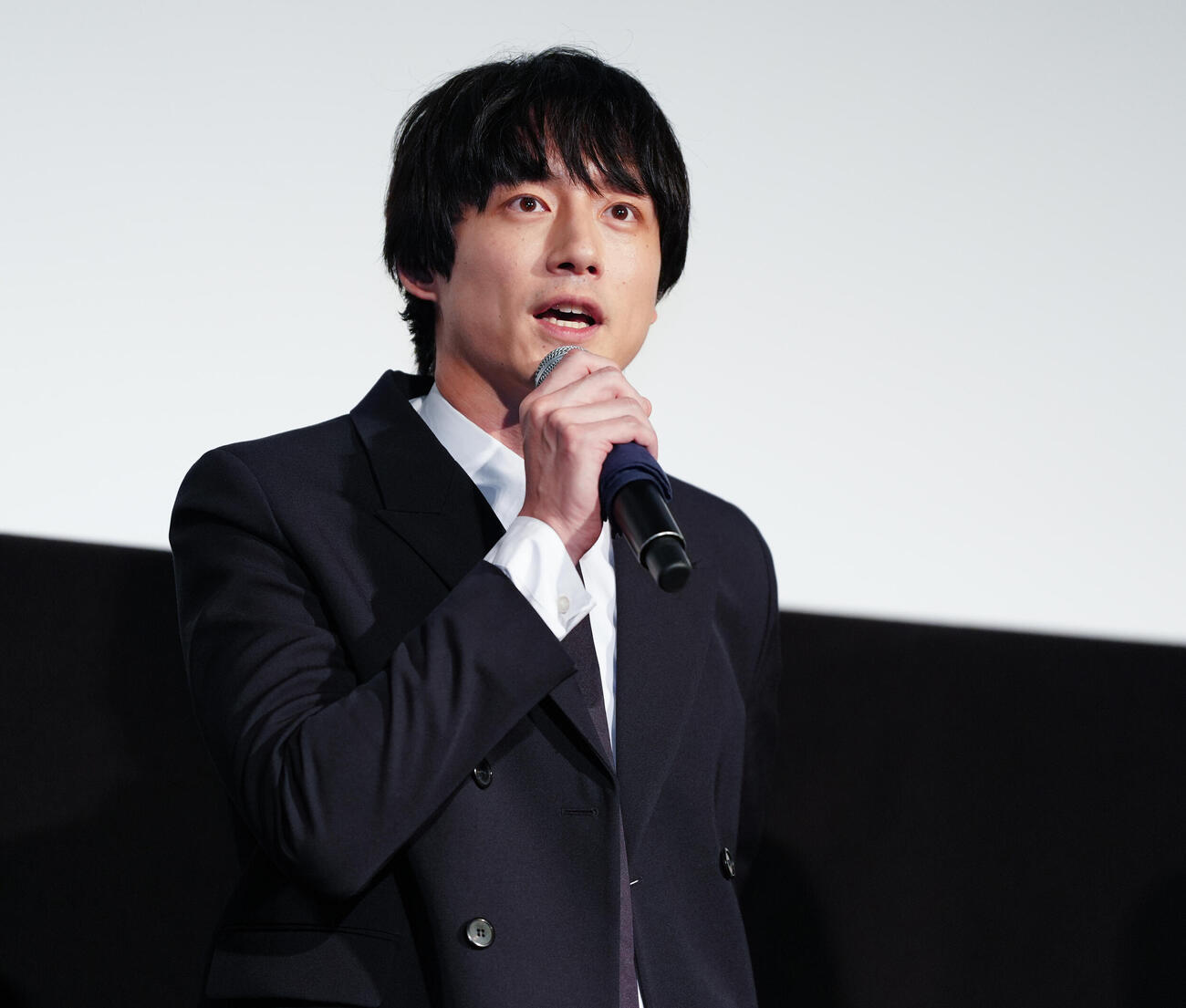 映画「私はあなたを知らない、」完成披露舞台あいさつに臨む坂口健太郎（撮影・鈴木みどり）
