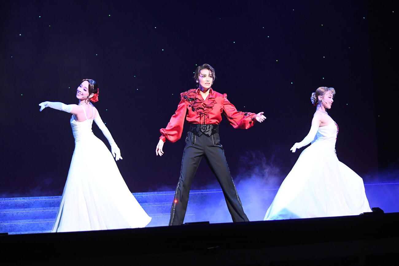 「赤と黒」でバウホール初主演を務める侑輝大弥（中）（撮影・阪口孝志）