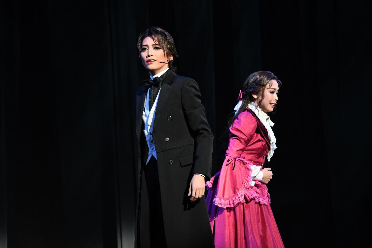 「赤と黒」でバウホール初主演を務める侑輝大弥（左）（撮影・阪口孝志）