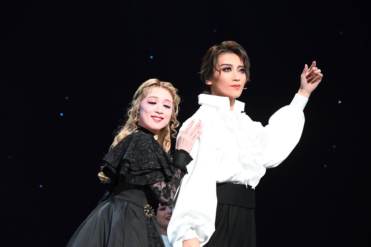 「赤と黒」でバウホール初主演を務める侑輝大弥（右）（撮影・阪口孝志）
