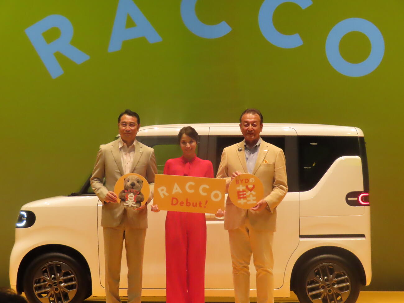 BYDの軽EV「RACCO」の発表会見に出席した、左から劉学亮BYDジャパン社長、広瀬アリス、東福寺厚樹BYDオートジャパン社長
