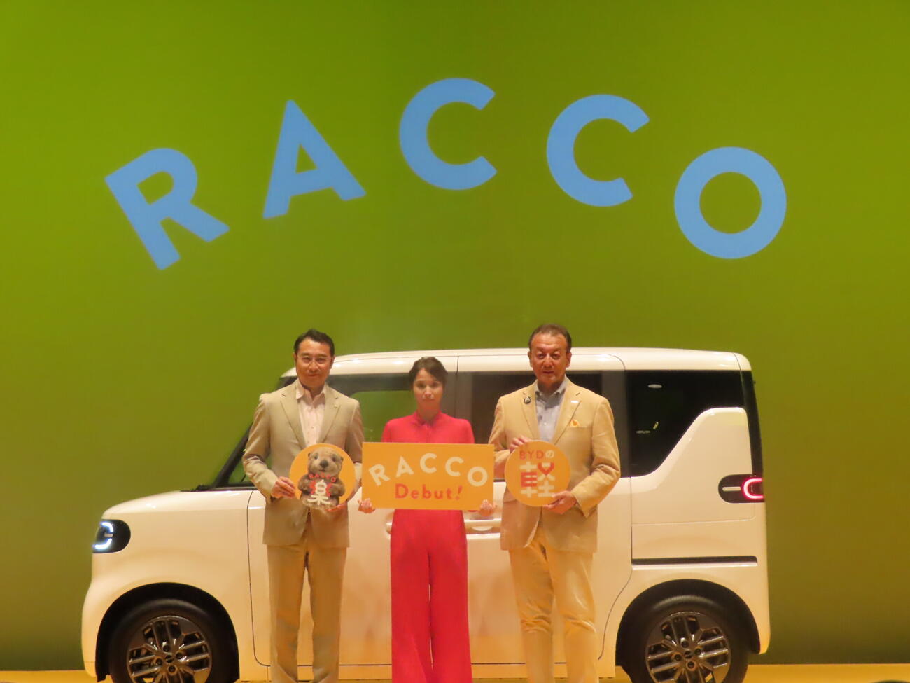 BYDの軽EV「RACCO」の発表会見に出席した、左から劉学亮BYDジャパン社長、広瀬アリス、東福寺厚樹BYDオートジャパン社長