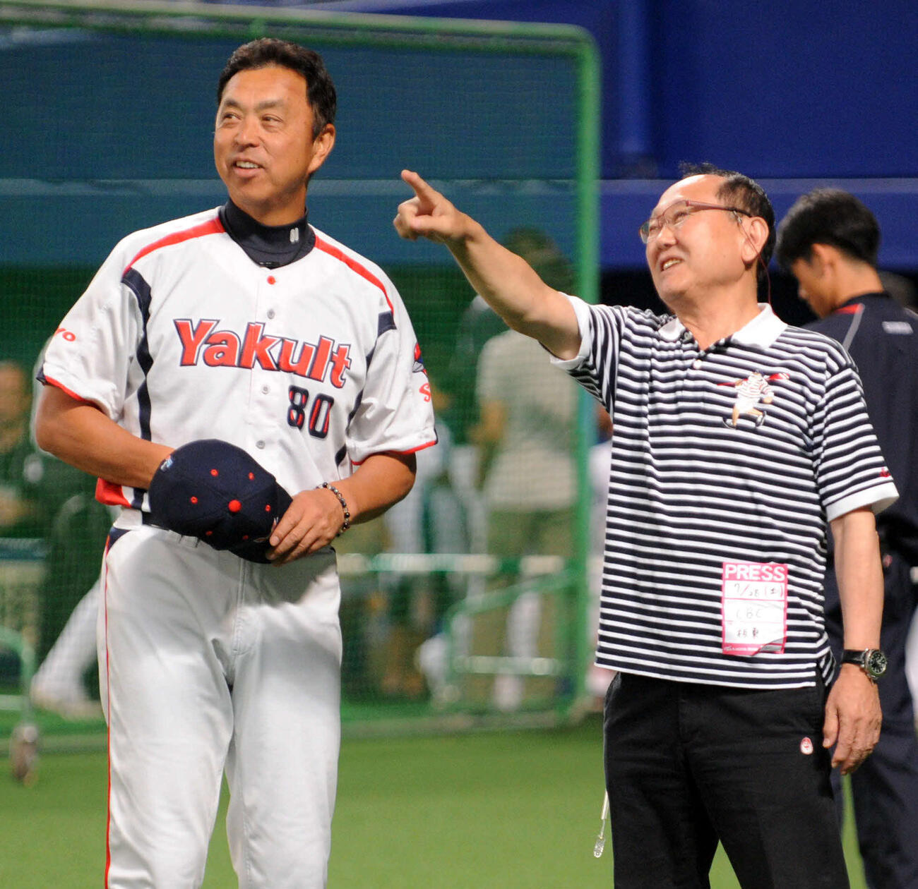 ヤクルト小川淳司監督と話す板東英二さん（2012年7月28日撮影）