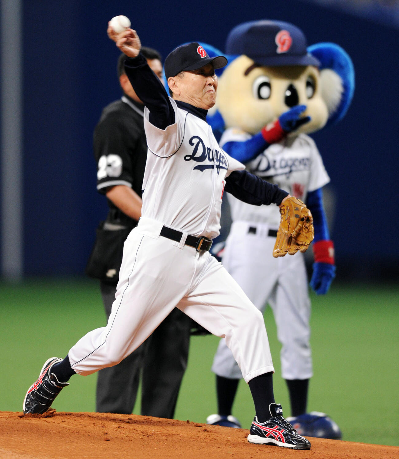セ・パ交流戦　中日対西武　始球式で投球する板東英二さん（2012年5月）