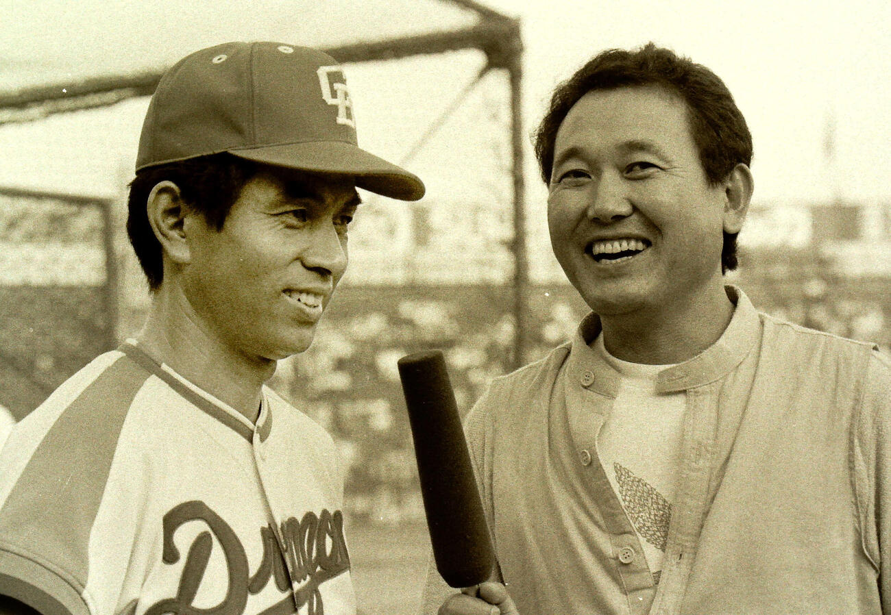 1980年8月、中日の高木守道さんにインタビューする板東英二さん