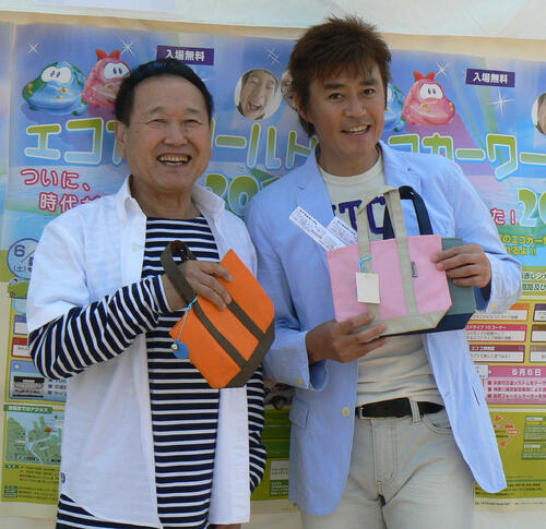 10年6月、「エコカーワールド2010」のイベントに野々村真(右)と出席した板東英二さん