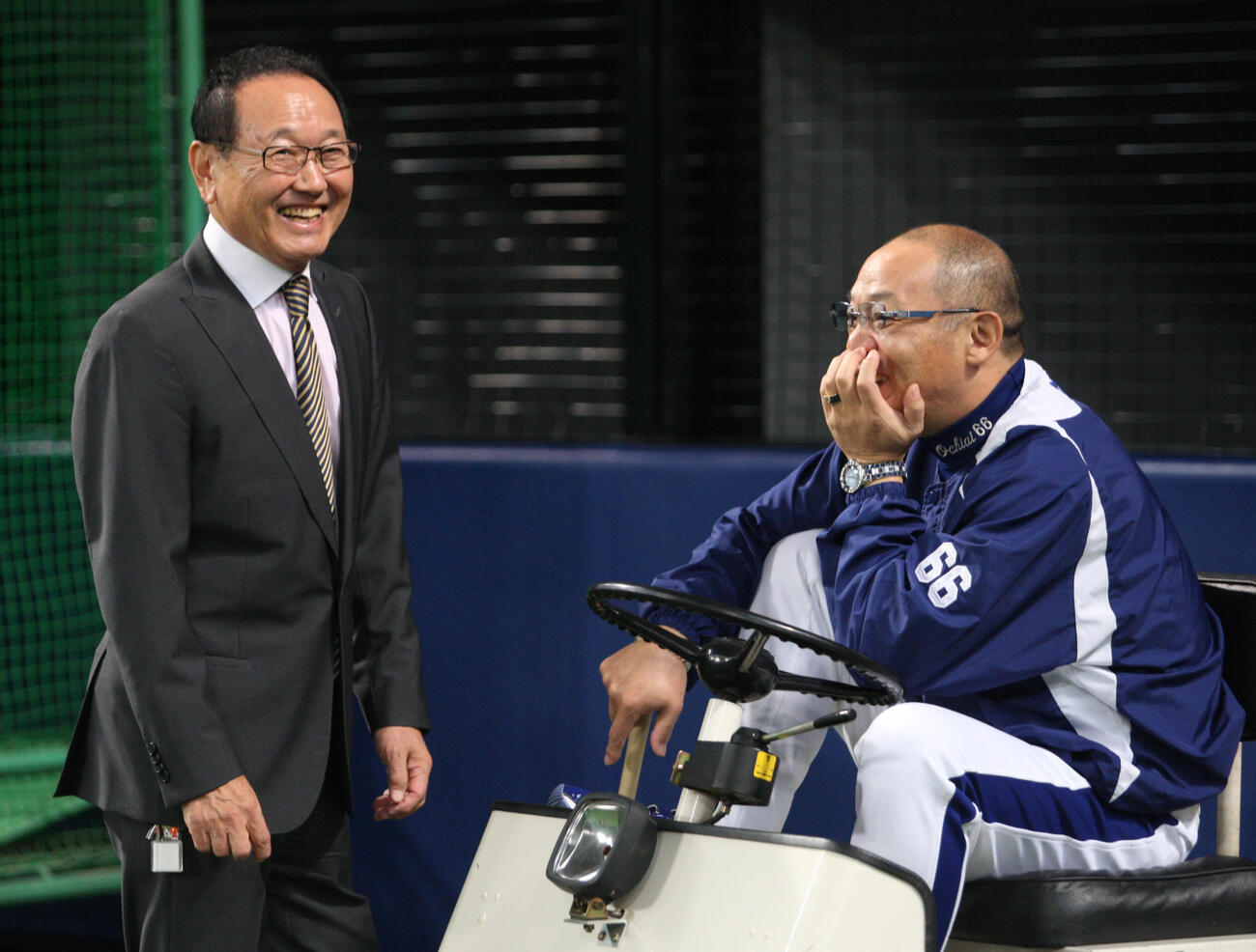 2011年9月、中日落合監督（右）と話す板東英二さん