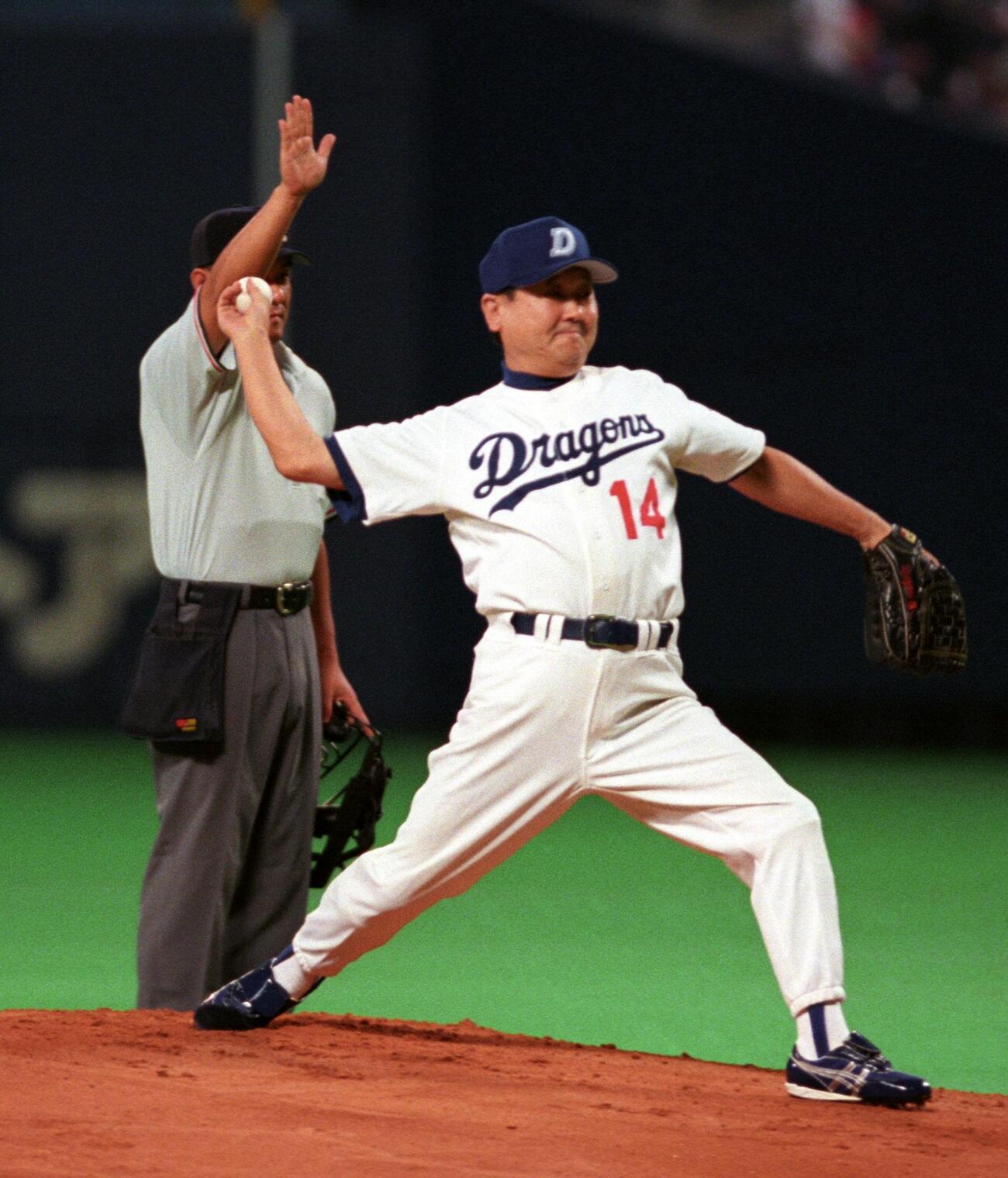 2000年8月、中日対阪神戦で始球式をおこなう板東英二さん