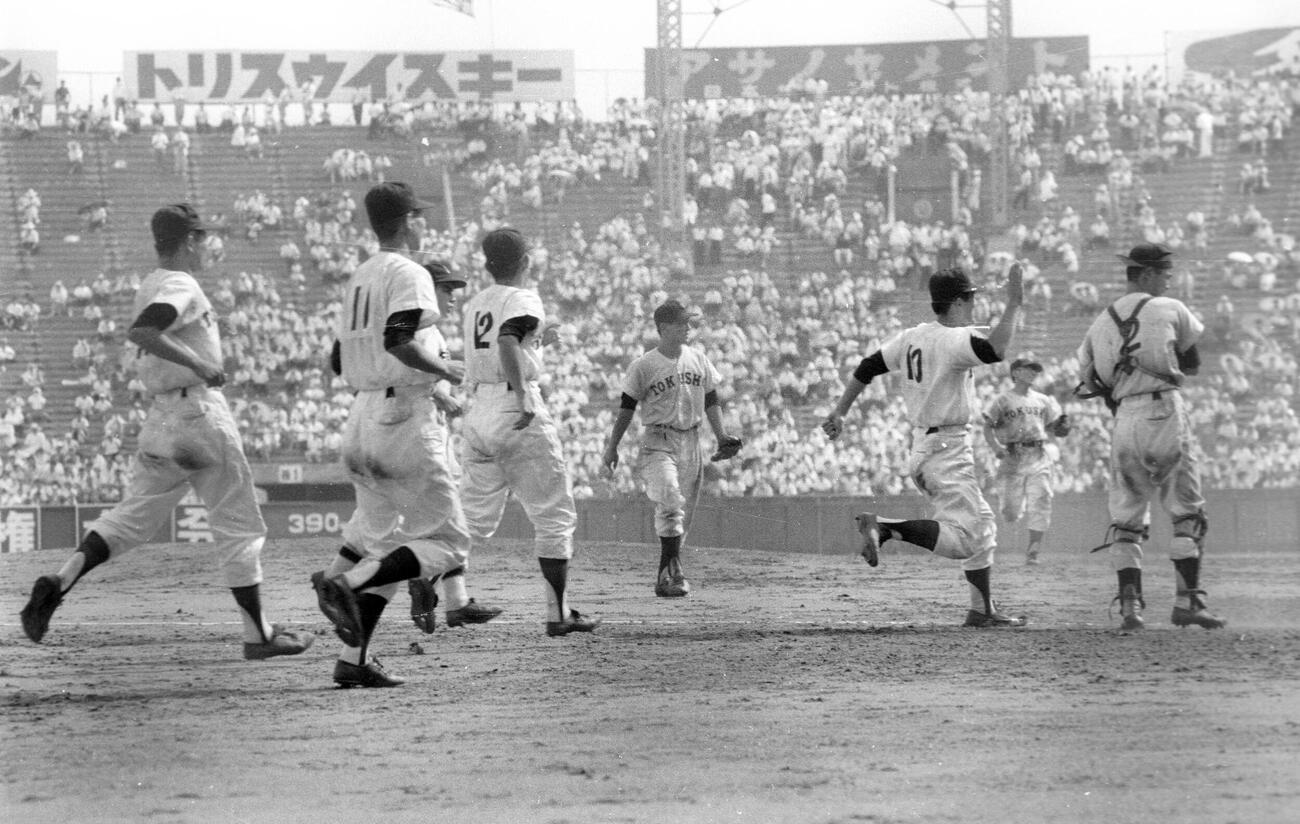 1958年8月、甲子園準決勝、作新学院に勝利した徳島商・板東英二さん（中央）