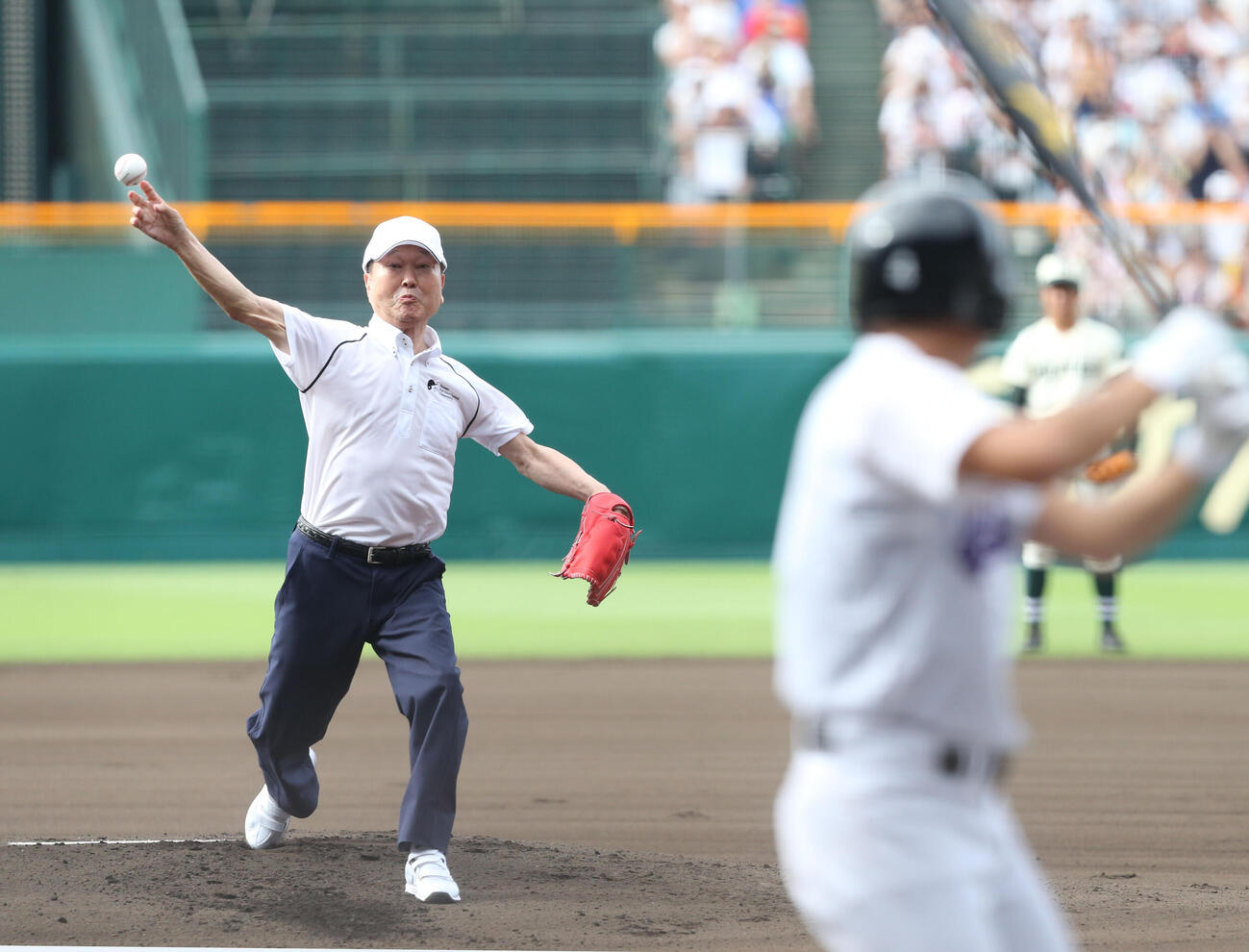 甲子園の高校野球始球式で見事な投球を披露する板東英二さん（2018年8月）