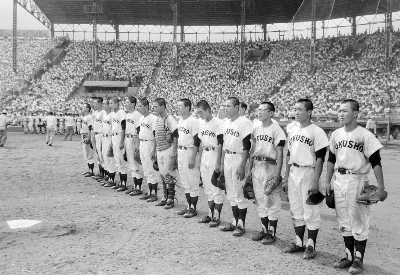 1958年8月、準決勝で作新学院を破り整列する徳島商ナイン、左端が板東英二さん