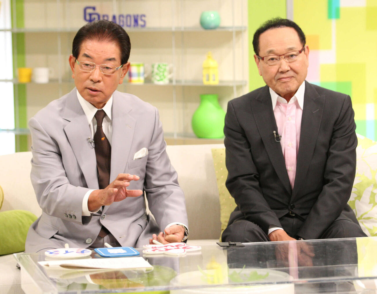 高木守道さん（左）と板東英二さん（2012年1月）
