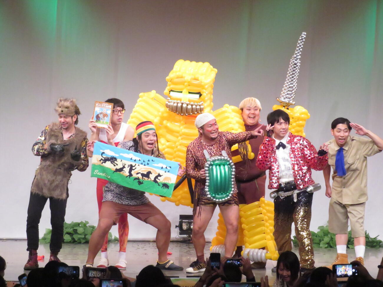 子どもが大勢駆けつけた企画ライブを行った、左から「蓮華」山下隆章、ひょっこりはん、「バンビーノ」藤田ユウキ、石山タオル、「蓮華」ちゃんだい、「スカチャン」ヤジマリー。、みや