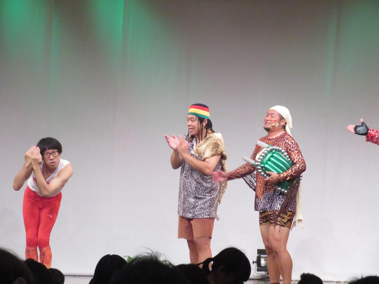子どもが大勢駆けつけた企画ライブを行った、左から「蓮華」山下隆章、ひょっこりはん、「バンビーノ」藤田ユウキ、石山タオル、「蓮華」ちゃんだい、「スカチャン」ヤジマリー。、みや