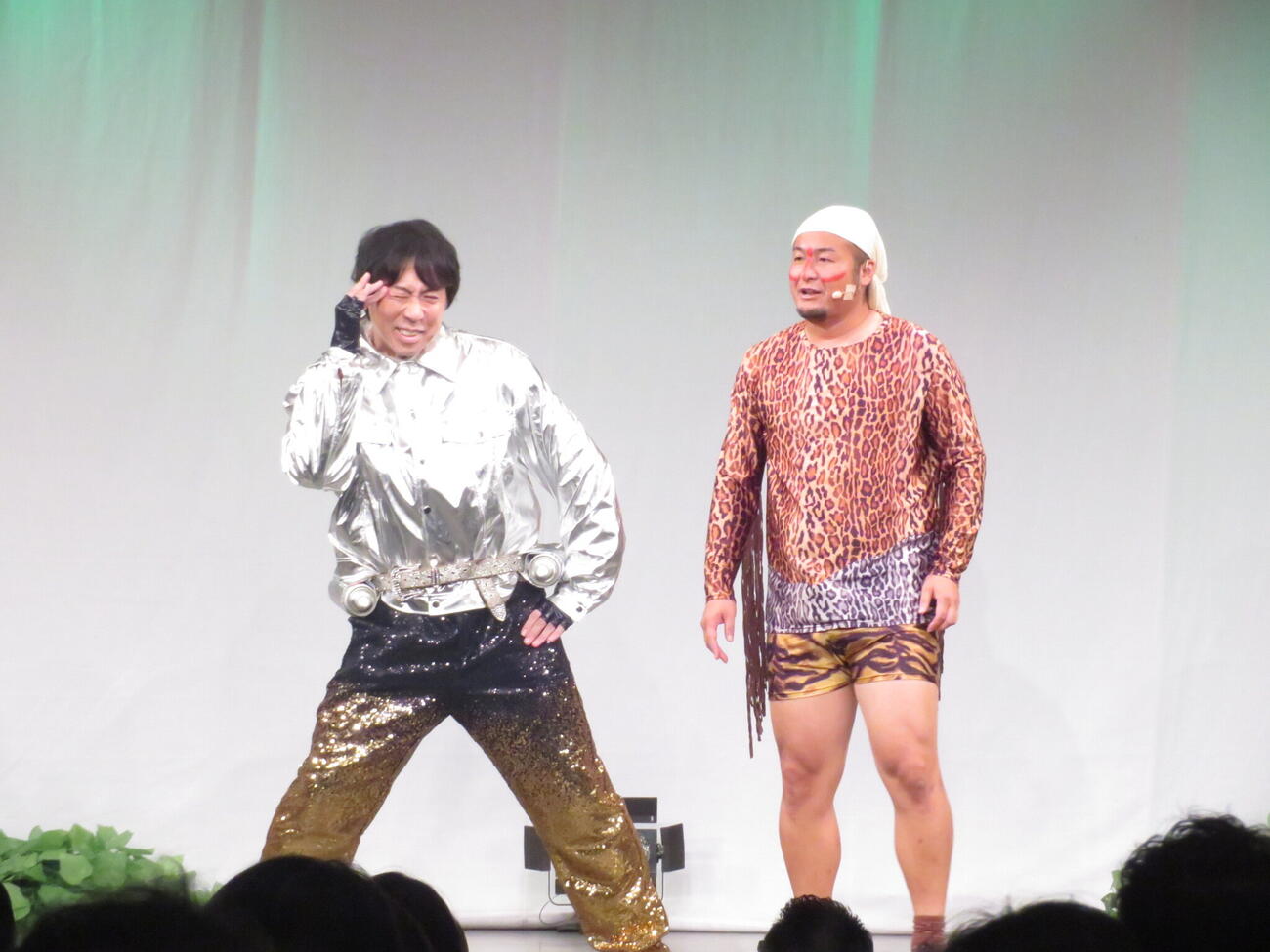 子どもが大勢駆けつけた企画ライブを行った、左から「蓮華」山下隆章、ひょっこりはん、「バンビーノ」藤田ユウキ、石山タオル、「蓮華」ちゃんだい、「スカチャン」ヤジマリー。、みや
