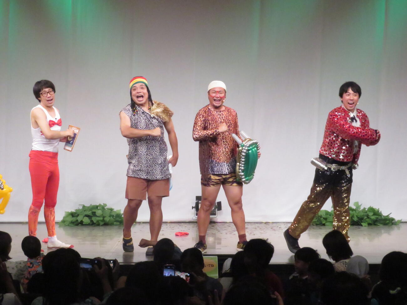 子どもが大勢駆けつけた企画ライブを行った、左から「蓮華」山下隆章、ひょっこりはん、「バンビーノ」藤田ユウキ、石山タオル、「蓮華」ちゃんだい、「スカチャン」ヤジマリー。、みや