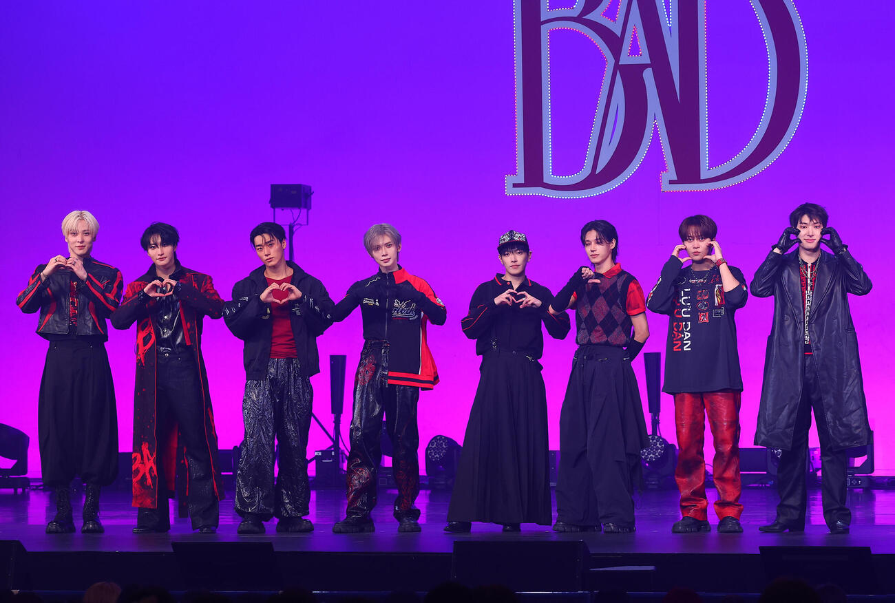 ショーケースでパフォーマンスを披露したATEEZ。左からユンホ、ソンファ、サン、ヨサン、ホンジュン、ウヨン、ジョンホ、ミンギ（撮影・野上伸悟）