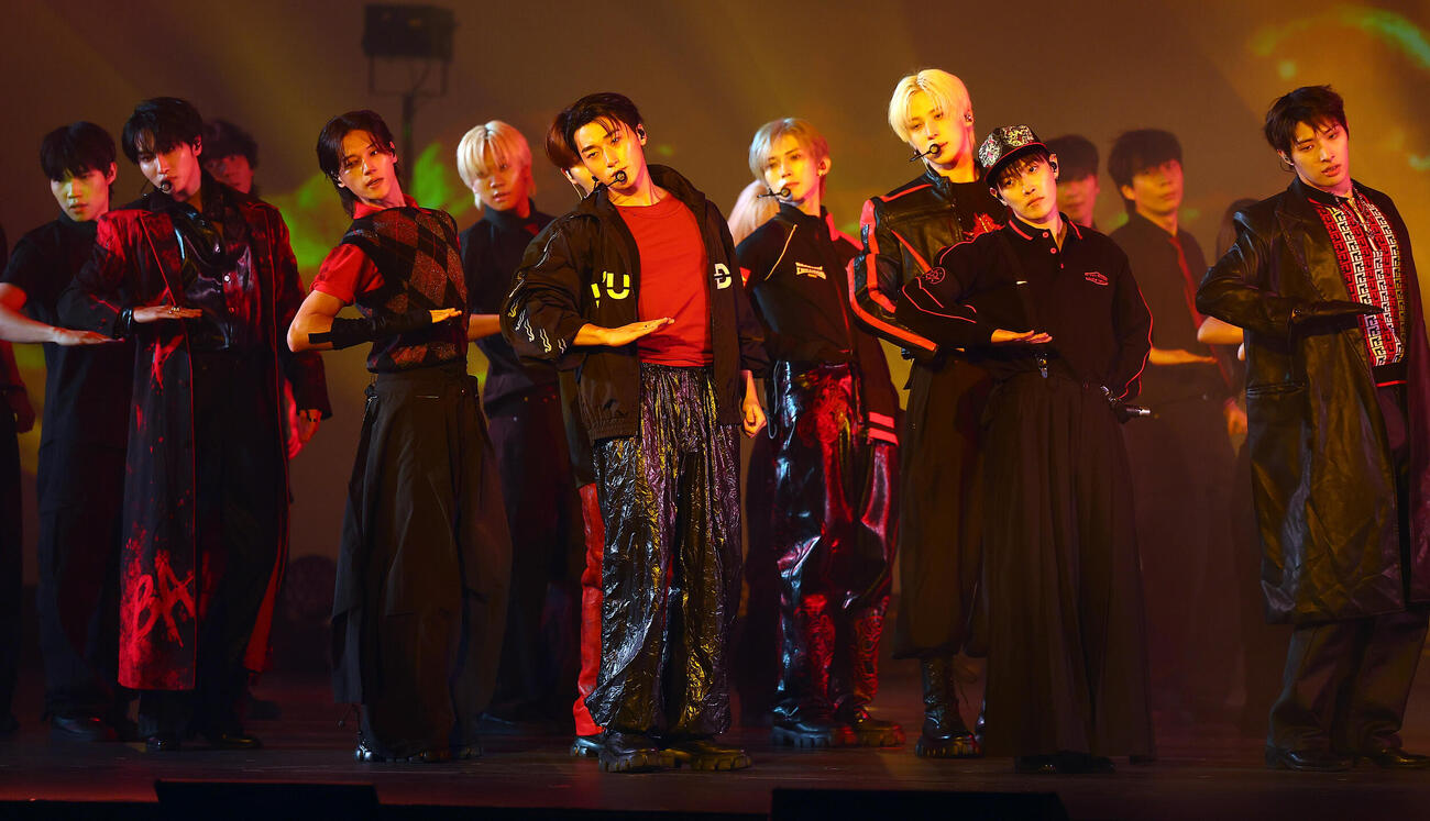 ショーケースでパフォーマンスを披露したATEEZ。左からユンホ、ソンファ、サン、ヨサン、ホンジュン、ウヨン、ジョンホ、ミンギ（撮影・野上伸悟）