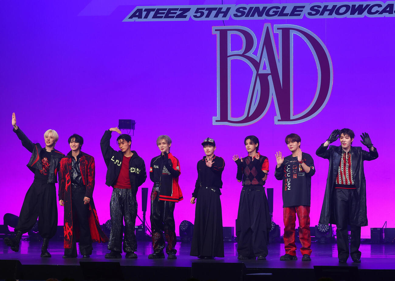 ショーケースでパフォーマンスを披露したATEEZ。左からユンホ、ソンファ、サン、ヨサン、ホンジュン、ウヨン、ジョンホ、ミンギ（撮影・野上伸悟）