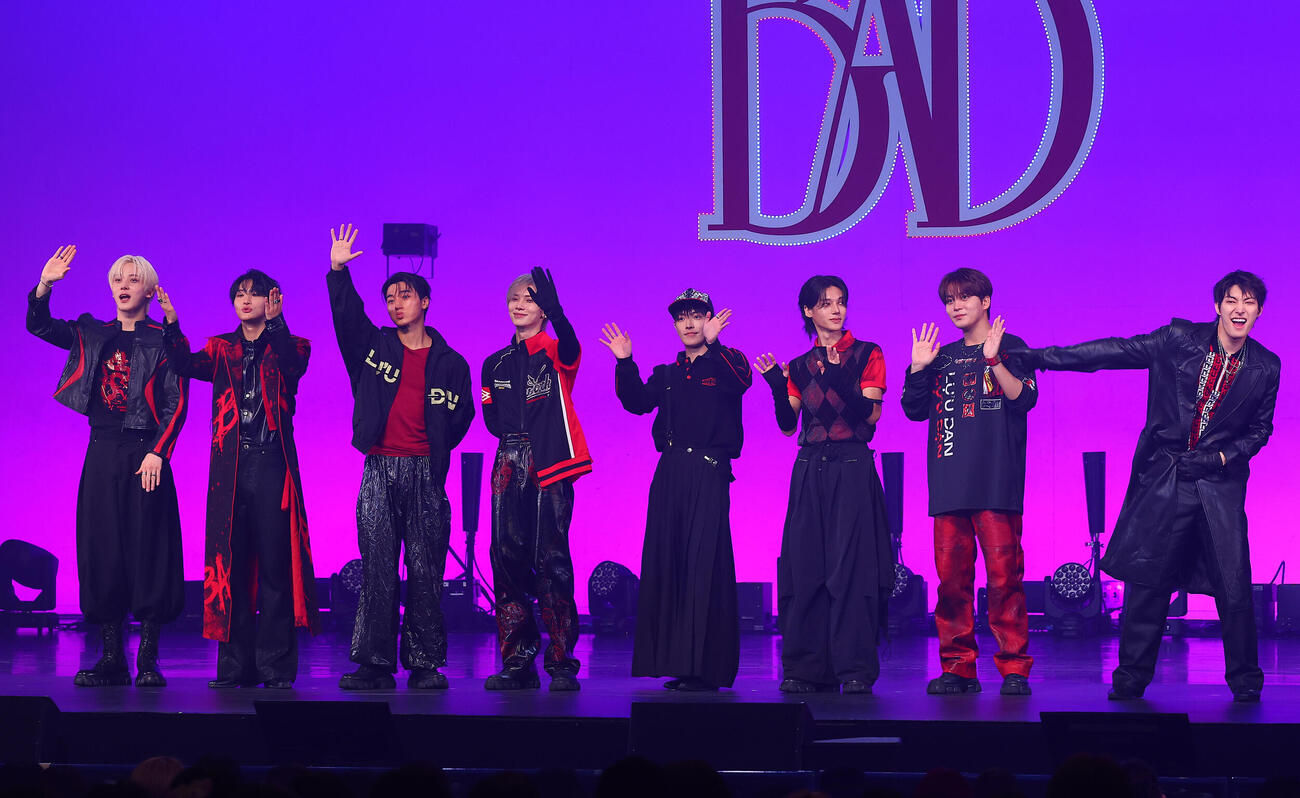 ショーケースでパフォーマンスを披露したATEEZ。左からユンホ、ソンファ、サン、ヨサン、ホンジュン、ウヨン、ジョンホ、ミンギ（撮影・野上伸悟）