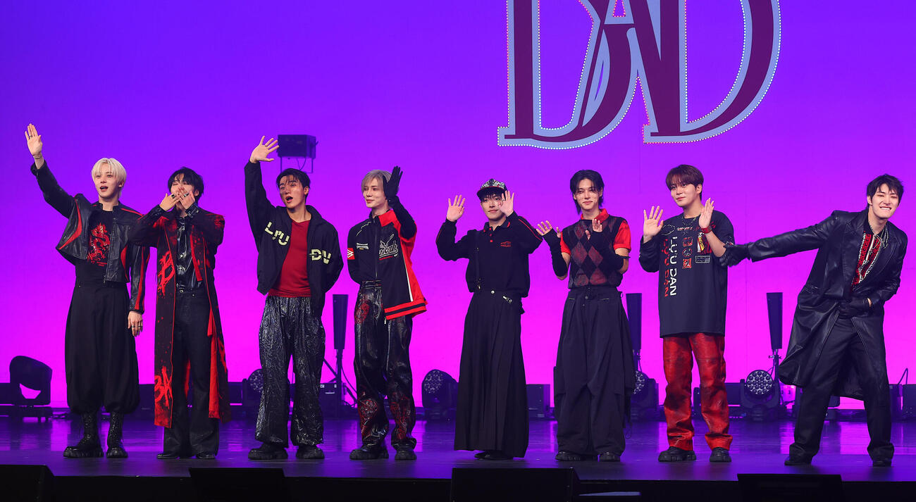 ショーケースでパフォーマンスを披露したATEEZ。左からユンホ、ソンファ、サン、ヨサン、ホンジュン、ウヨン、ジョンホ、ミンギ（撮影・野上伸悟）