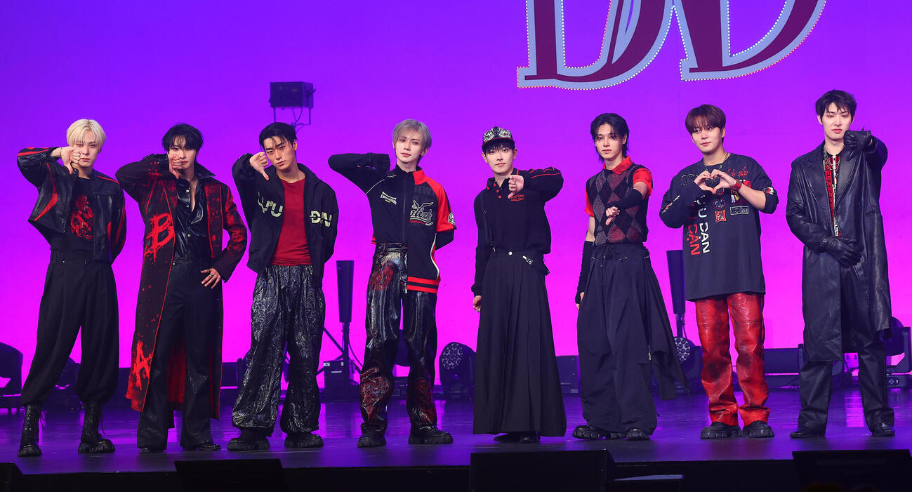 ショーケースでパフォーマンスを披露したATEEZ。左からユンホ、ソンファ、サン、ヨサン、ホンジュン、ウヨン、ジョンホ、ミンギ（撮影・野上伸悟）