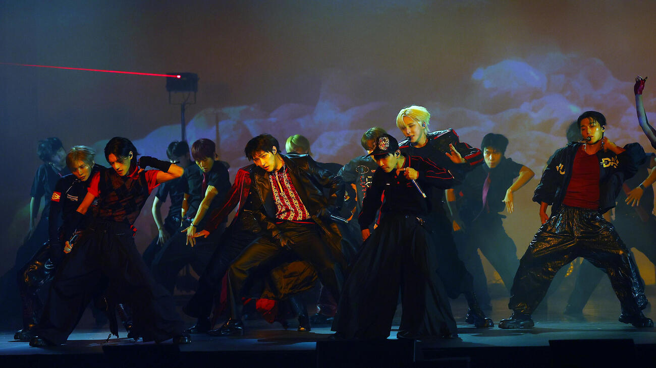 ショーケースでパフォーマンスを披露するATEEZ（撮影・野上伸悟）