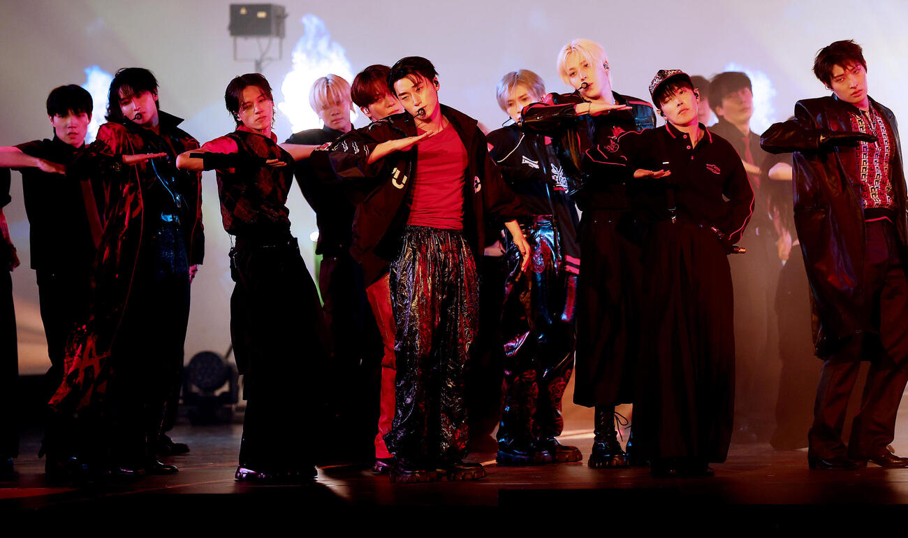 ショーケースでパフォーマンスを披露するATEEZ（撮影・野上伸悟）