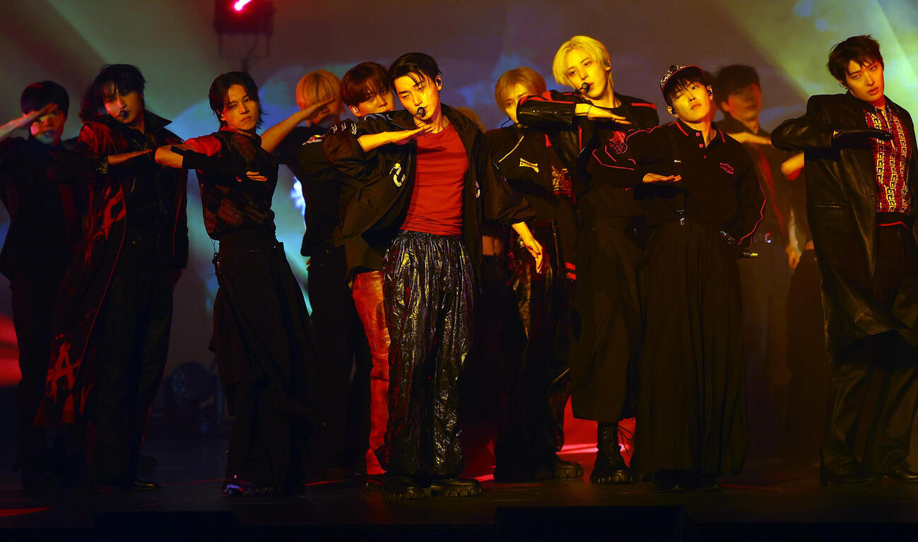 ショーケースでパフォーマンスを披露するATEEZ（撮影・野上伸悟）