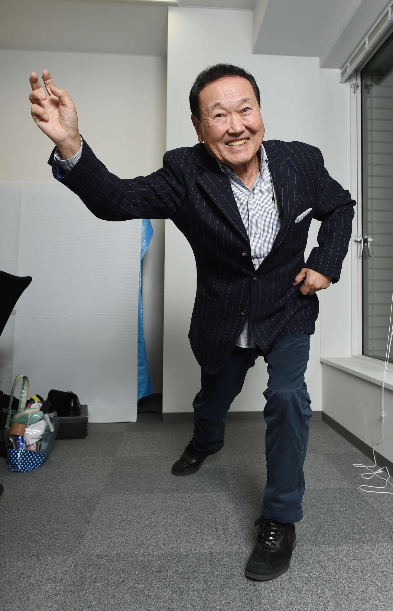14年11月、往年の力強い投球フォームを披露する板東英二さん