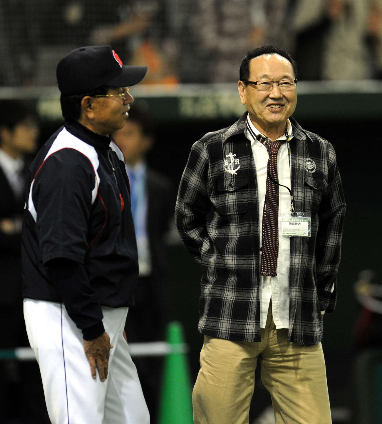 巨人対中日　試合前、高木監督と話し込む板東英二さん（右）（2012年4月）