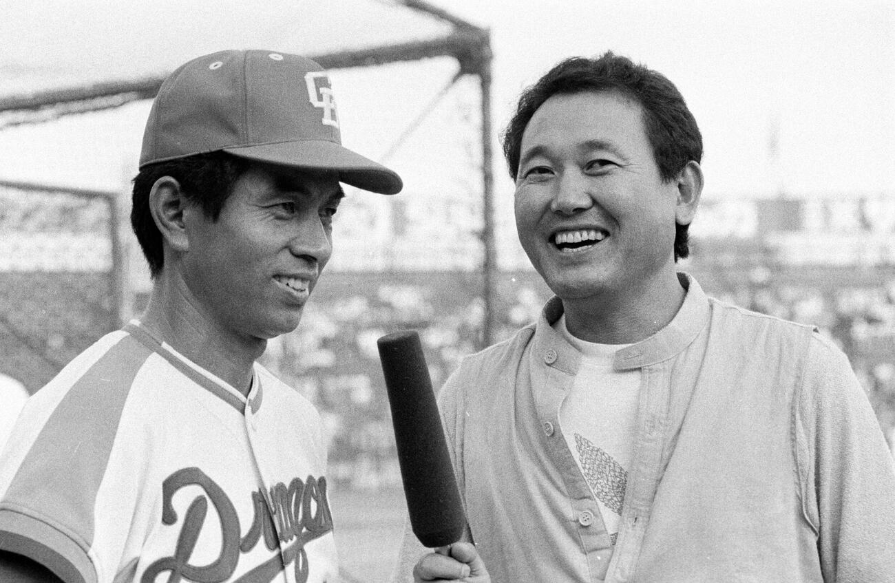 1980年8月　高木守道さん（左）にインタビューする板東英二さん