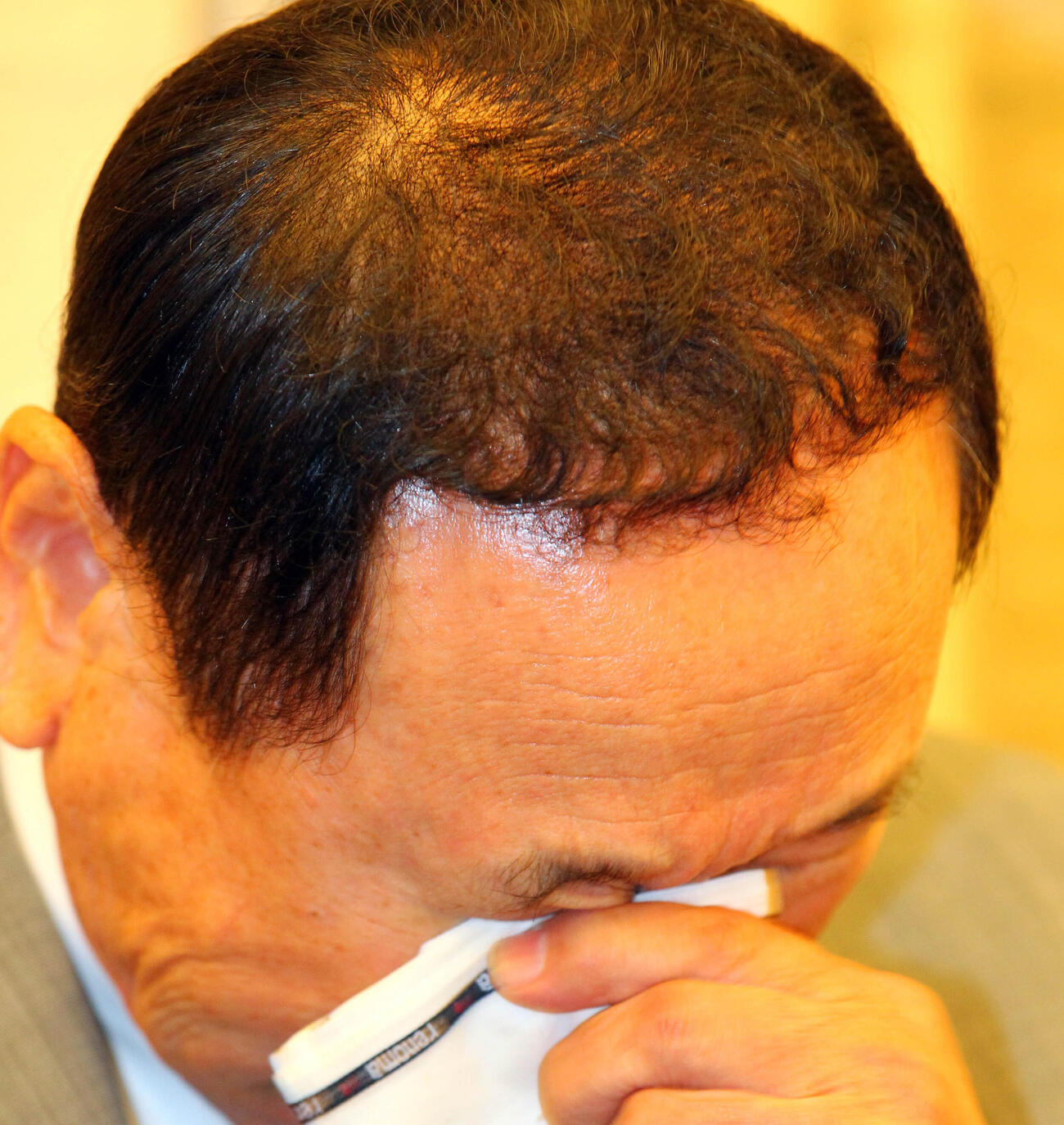 13年11月、事務所の所得隠しについて謝罪会見で涙する板東英二さん