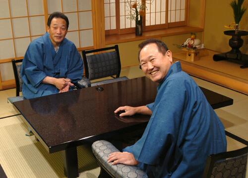 05年12月、テレビ愛知の正月番組「落合VS板東　大放談！オレ流2006」の収録で中日落合監督(左)と対談