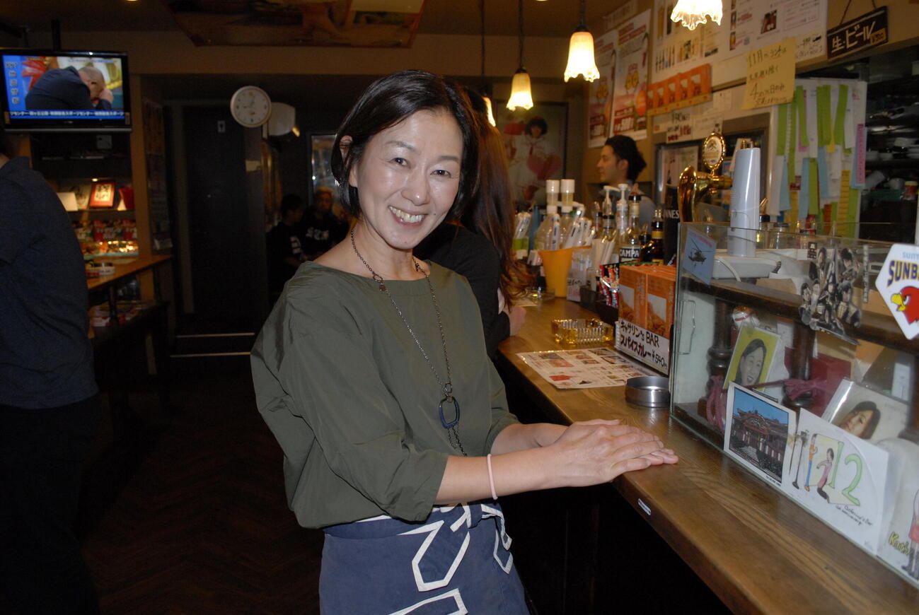 熊本市内でバーを営業しているタレント・スザンヌの母キャサリンさん（2016年5月撮影）