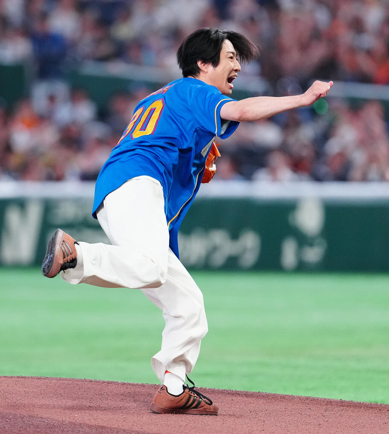 全セ対全パ　ファーストピッチで投球する相葉雅紀（撮影・鈴木みどり）