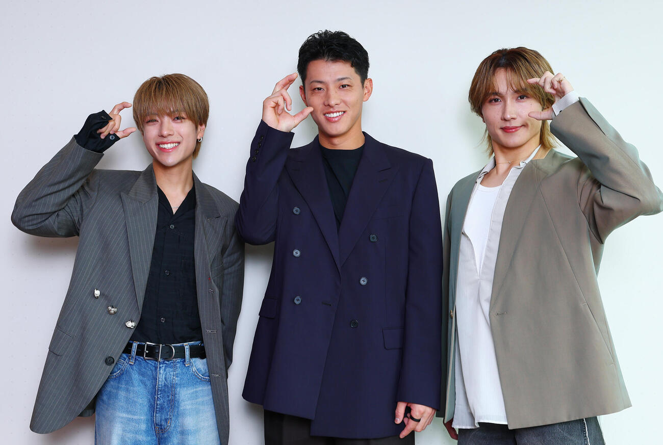 楽天辰己涼介（中央）とポーズをとる、GENIC西澤呈（左）と小池竜暉（撮影・野上伸悟）