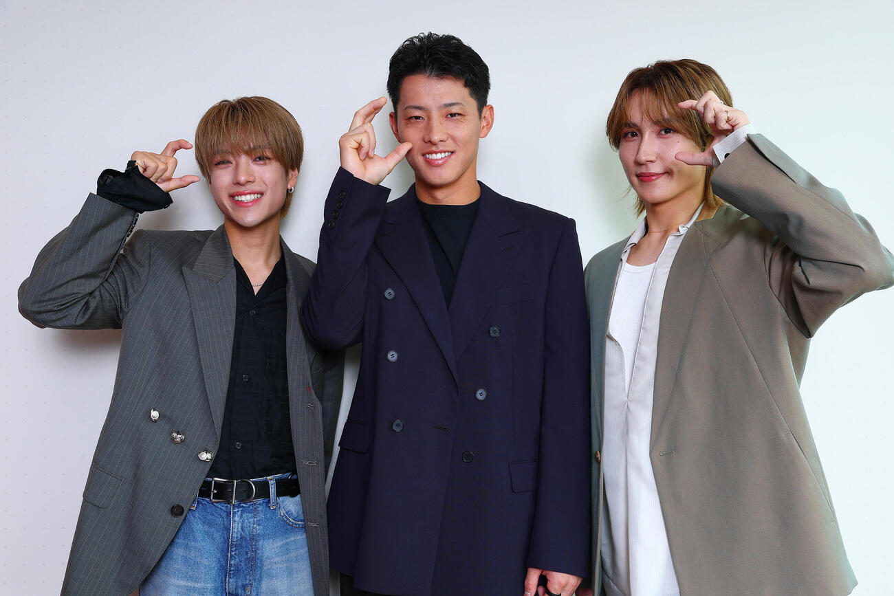 楽天辰己涼介（中央）と楽天カードマンのポーズをとる、GENIC西澤呈（左）と小池竜暉（撮影・野上伸悟）