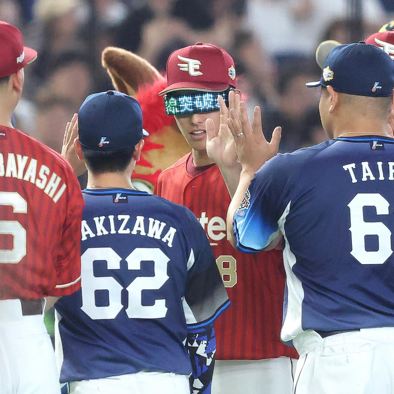 全セ対全パ　開始前、奇抜なサングラスで登場する楽天辰己涼介（撮影・河田真司）