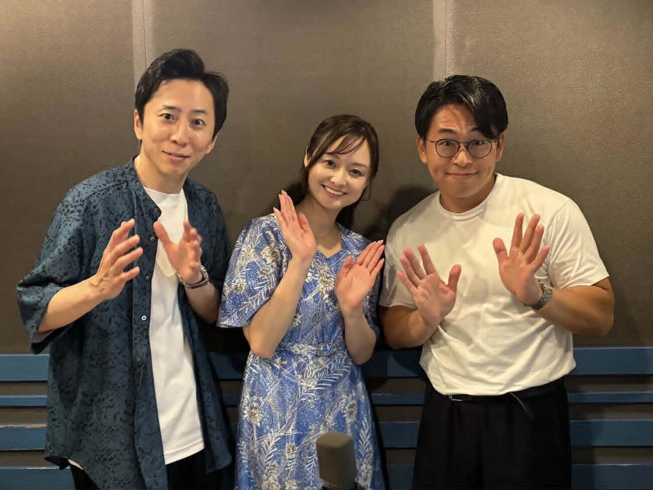 シティホテル3号室の亮太（左）と押田（右）に囲まれる若狭さち