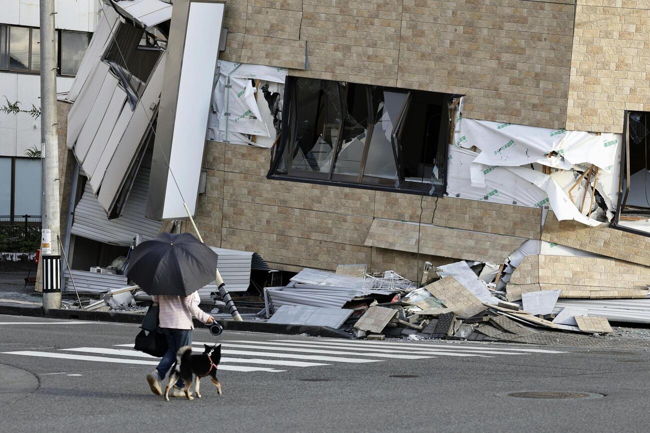 地震で倒壊した建物＝29日午前6時39分、熊本県八代市