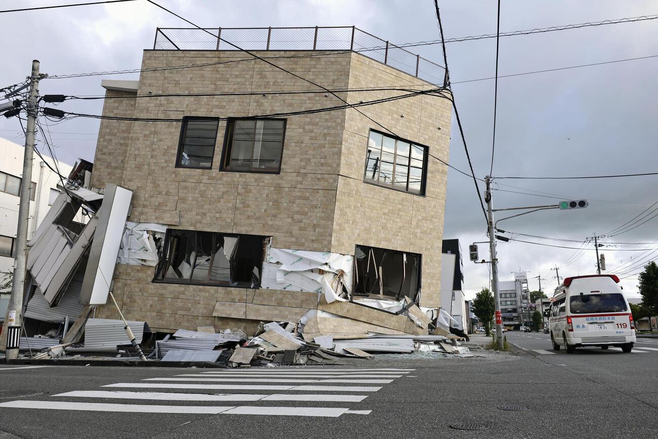 地震で倒壊した建物＝29日午前6時37分、熊本県八代市