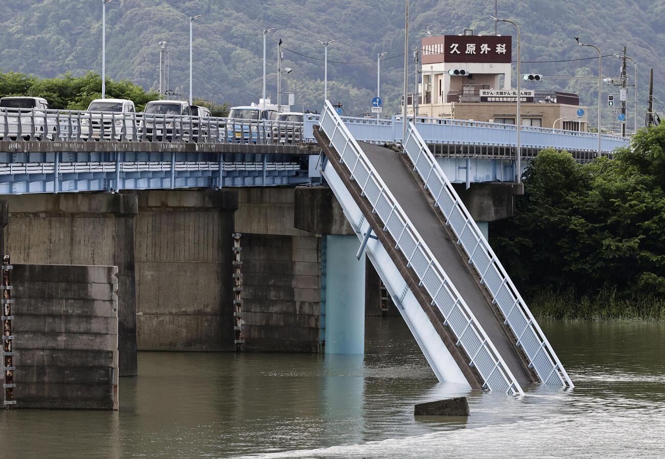 地震で崩落した橋＝29日午前7時28分、熊本県八代市