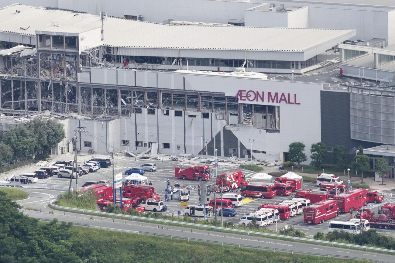 爆発のあったイオンモール熊本に集まった消防車両や救急車両＝29日（共同）